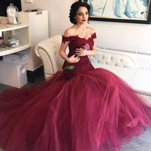Load image into Gallery viewer, 2020 Burgundy Mermaid Prom Dresses Aso Ebi Off Shoulders Sweetheart Lace Bodice Tulle Long Backless Evening Gowns Sweep Train